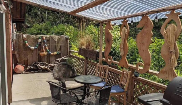 Salal Forest - 2 bedroom cabin in the forest