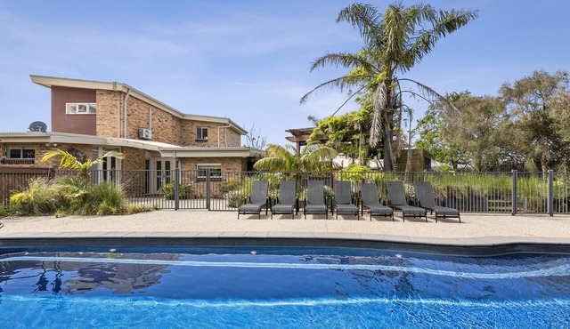 Saltwater VILLA -5 bed, 12m heated* POOL -foxtel, billiards, BONUS* OFFERS 2026.