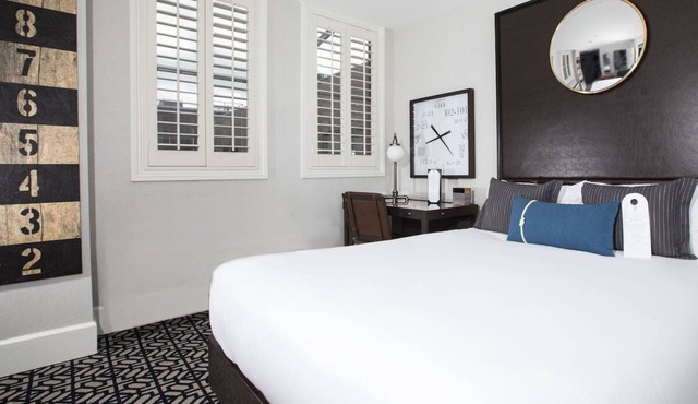 San Francisco Bayfront Getaway: Scenic Views | Valet Parking Available