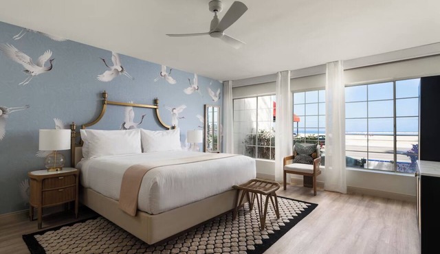 Santa Barbara Coastal Stay! Pool & Gym Access & Walk to State Street Dining!