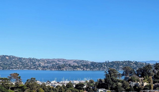 Sausalito Retreat with Water Views and AC - 30-DAY MINIMUM STAY JUNE 26 - AUG 8