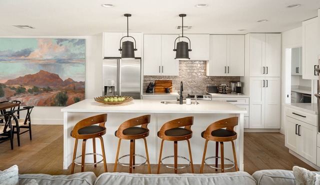 Scottsdale Sunny Lux With Pool & Central Location! Vibrantly Designed Rooms!