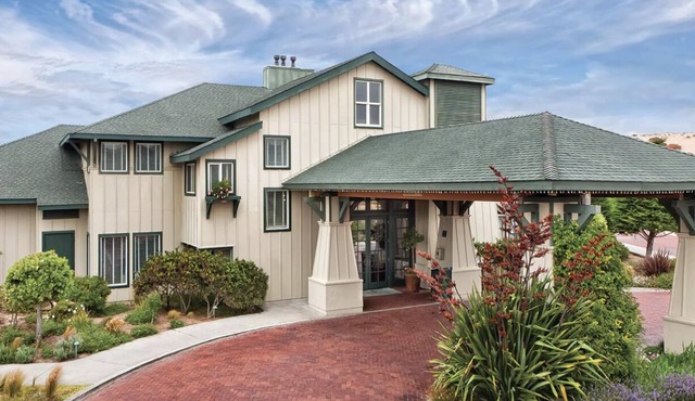 Seaside Bliss: Beach Condo Getaway
