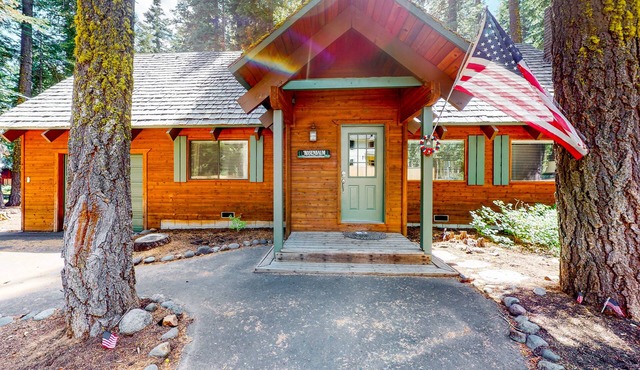 Serene cabin with expansive deck, grill, fireplace - near skiing - walk to beach
