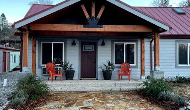 Serene Spacious Cabin with Hot Tub for an Unforgettable Group Trip in North San Juan, California