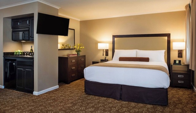 Serene Unit with Heated Pool, Free Parking & Breakfast Near Stanford