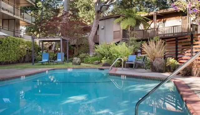 Serene Unit with Outdoor Heated Pool, Free Parking & Breakfast Near Stanford