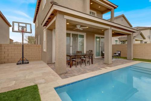 Serenity Retreat: 3BR, Heated Pool, Parking