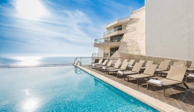 Sesimbra Oceanfront Hotel | Ocean View Suite | Indoor & Outdoor Pools