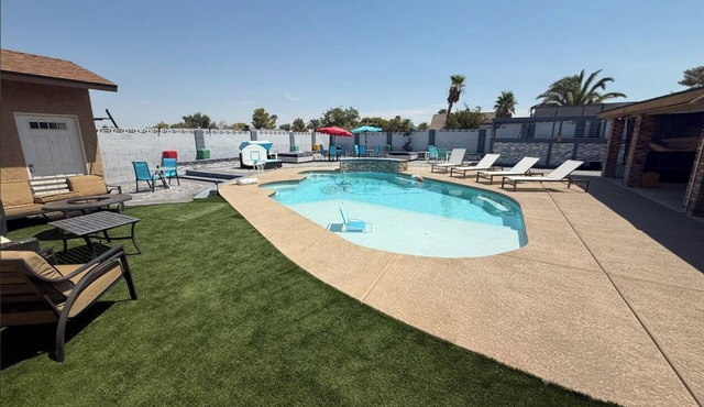 Sinatra-Themed Las Vegas House 6 bedroom ~ 12 beds with Pool & Game Room