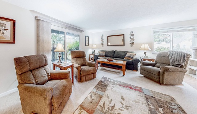 Single-story townhome with 2 patios, outdoor pool & great location near Gorge in Gresham