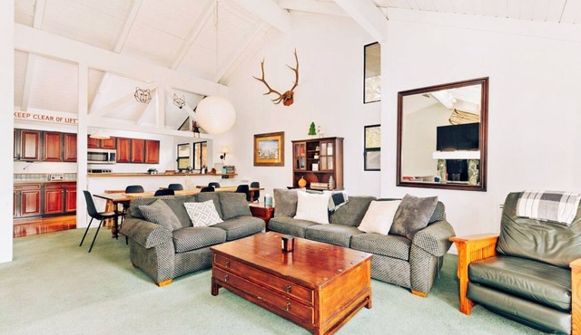 Ski Chalet 3-Min from Mammoth, Shuttle Outside