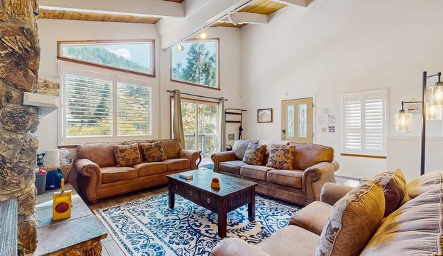 Ski-in-ski-out mountain view home with hot tub - hiking & activities nearby