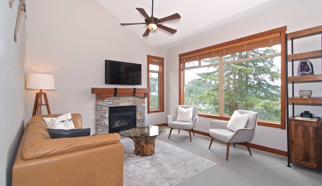 Ski in/Ski out with Spectacular views! Stunning Family Townhome.