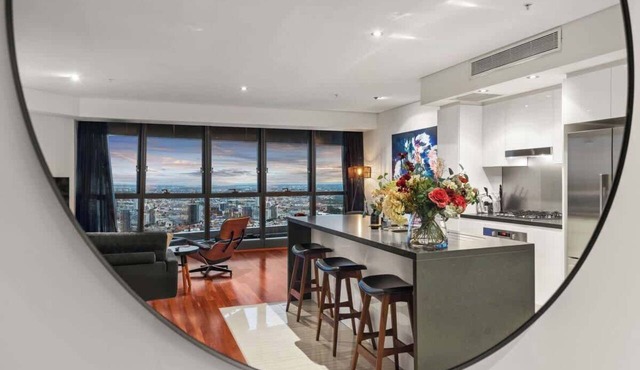 Skyhigh Executive! ~ 2Bed/2Bath/1Car/Views ~ CBD