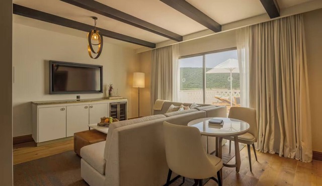 Sleek Room w/Balcony & Breathtaking Green Hill Views in the Algarve