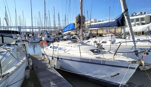 Sleep aboard a sailing boat in Lisbon