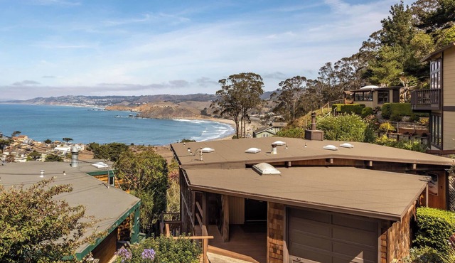 Small Home with Ocean View walk to Restaurants, Brewery, Shops, Beach
