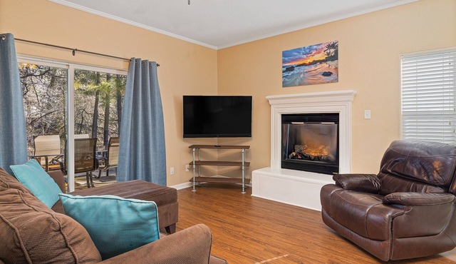 Snowbird-friendly retreat hot tub, pool, creek views ,wifi, grill, & fireplace