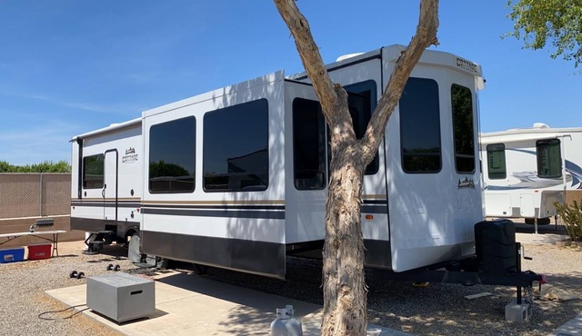 SNOWBIRDS - RV CEDAR CREEK COTTAGE