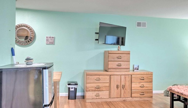 Soothing Studio w/Lush Views: 2 Mi to Beach!