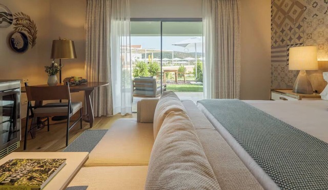 Sophisticated Algarve Room w/Balcony & Modern Amenities – Tranquil Escape