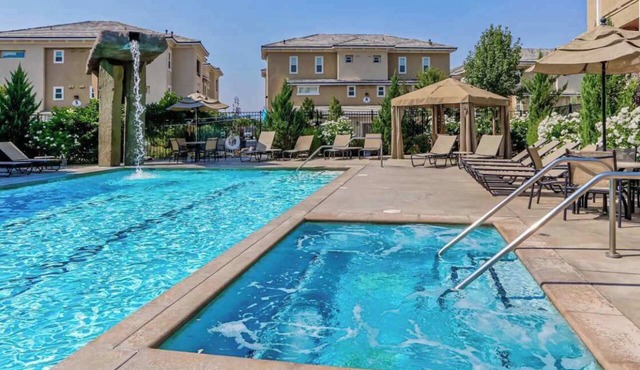 South Reno 2BR · Mountain Views, Pool & Sauna
