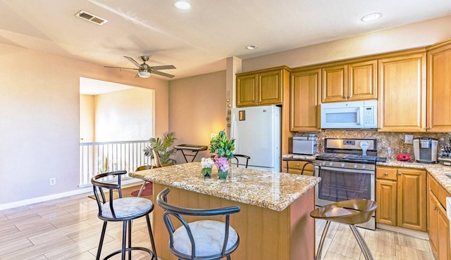 Spacious 3BR 3Bath Home: Free Garage Parking, WiFi & Laundry + Pets are welcome