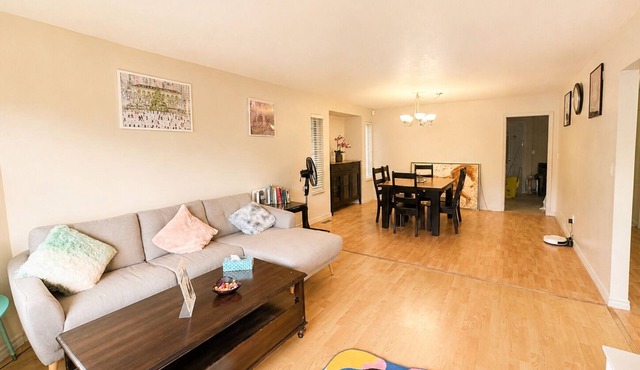 Spacious 3BR Retreat Near White Rock Beach & Pier