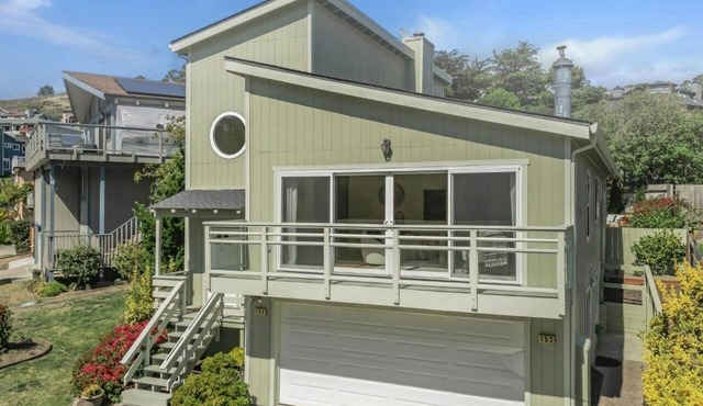 Spacious 4-bedroom house with AC 10 mins walk to beach, hiking n Pier & Dogs ok