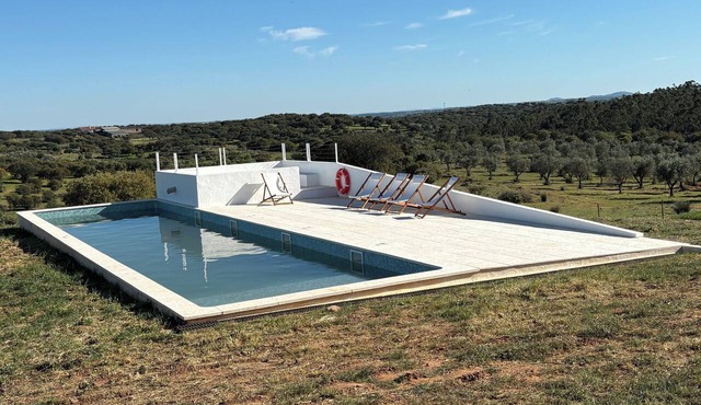 Spacious 5-bedroom farmhouse in fantastic Alentejo landscape