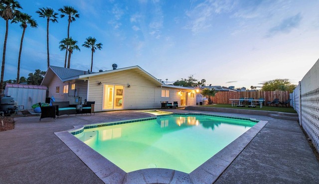 Spacious 5-bedroom house in Las Vegas with phenomenal yard, pool, and spa
