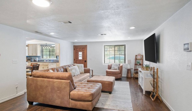 Spacious 5-bedroom house in enjoyable Escalon with WiFi, AC