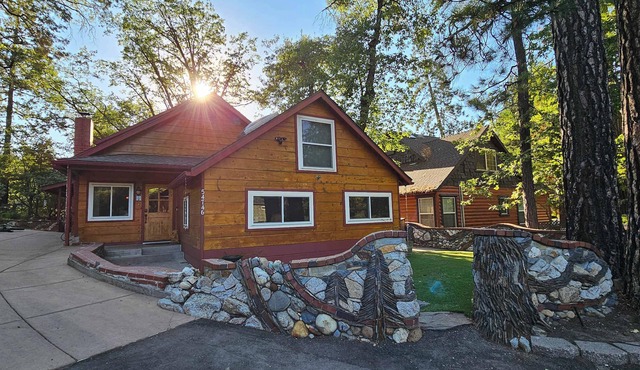 Spacious Bass Lake Cabin: Walk to Water & Pines Resort - Famous Stonework Patio