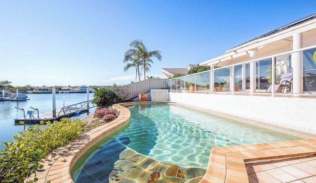 Spacious Canal Home With Pontoon!