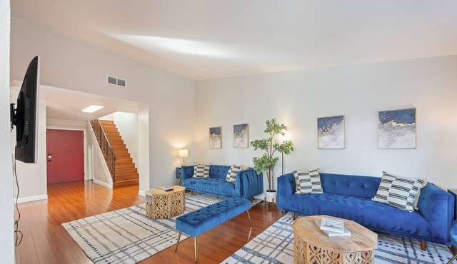 Spacious & Central. Pool Table & Ping Pong. 6 TVS. Balcony. Garage. Wifi