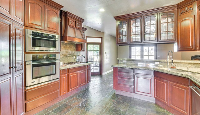Spacious Delhi Home w/Fireplaces, Patio & Grill!