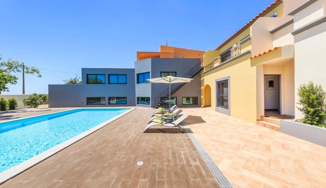 Spacious house with sea view in Quelfes, shared pool