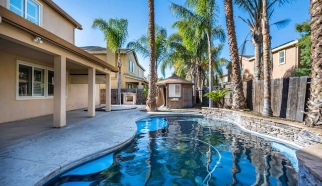 Spacious Kid Friendly Lux Home w/Pool, BBQ,Garage