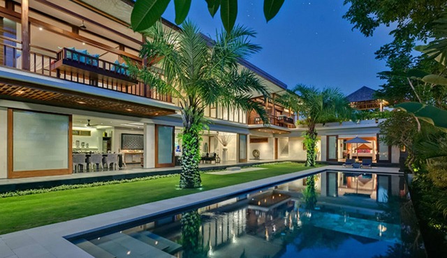 Spacious Luxury Retreat Near Beach – Bali Villa 1098