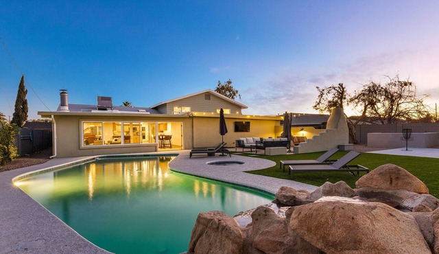 Spacious Modern Southwest Home 3,700 SF, Near Old Town w/Heated Pool & Hot Tub