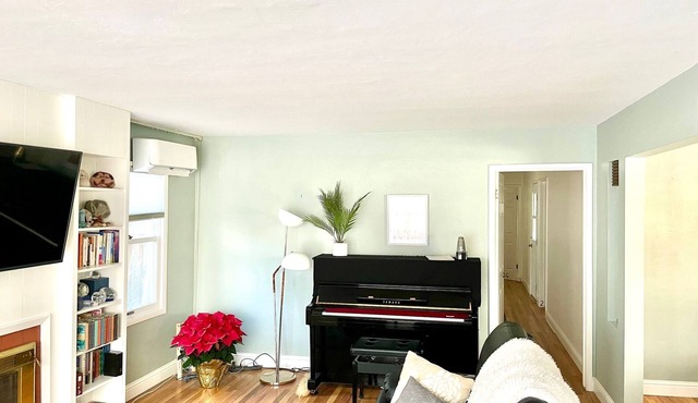 Spacious, quiet, lovely home. Heart of the Bay