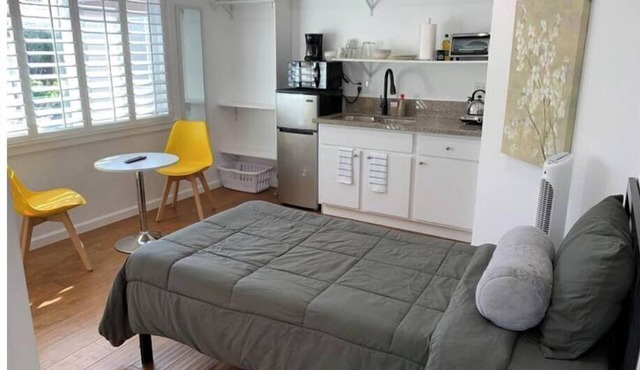 Spacious Studio w/AC - Near BART/Free Laundry! in Castro Valley