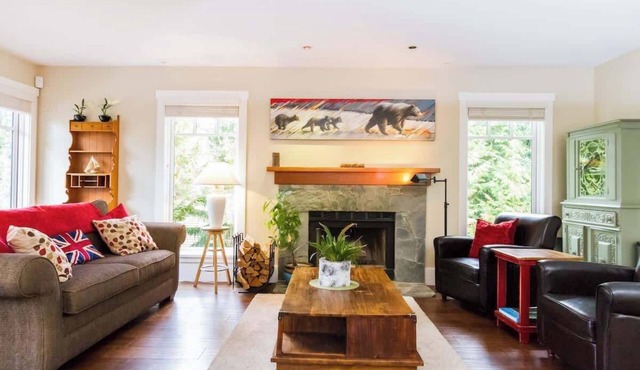 Spacious Town Home, Private Hot Tub, Garage