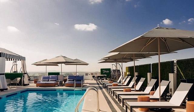 Spacious Unit! Classic Reunion at the Rooftop Poolside Bar w/LA Skyline View
