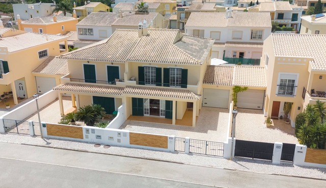 Spacious Villa - Walk to Beach & City Center