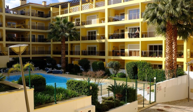 Spacious well equipped apartment - two sunny balconies - great location