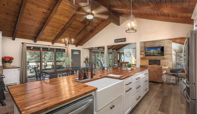 Spacious Yosemite Farmhouse Game Room EV Charger Pets Welcome