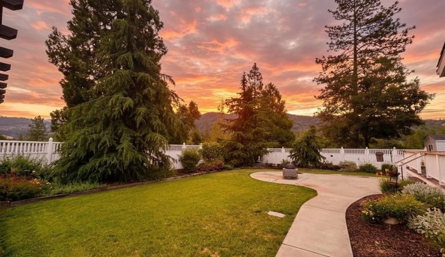 Spacious Yosemite Lodge –Arcades + EV Charger + 3B2B + Private 1 Acre +Game Room