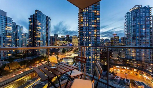 Spectacular Views in the Heart of the City | 6 Sleeps | Pool & Sauna